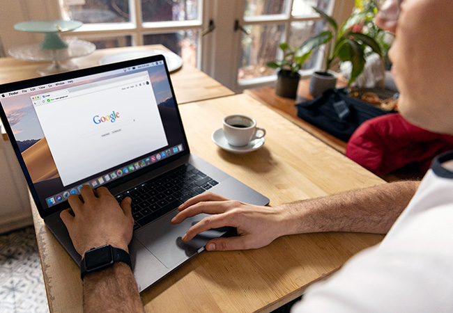 Standardbrowser ändern: Person sitzt vor Laptop, Browser mit Google-Suche geöffnet. Bild: Pexels/Firmbee.com